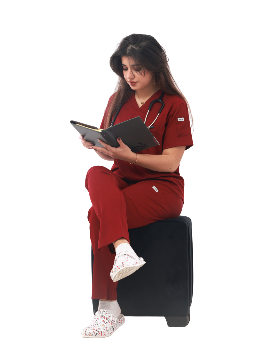 Image de Bordeaux — Ensemble médical pour femme Clover Uniform à 4 poches (haut à col en V et pantalon cargo)